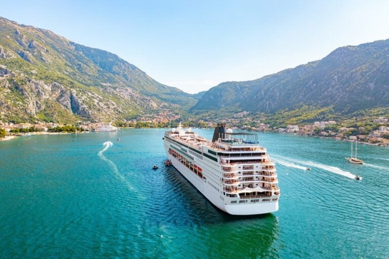 Vista aerea della Baia di Kotor, Montenegro.