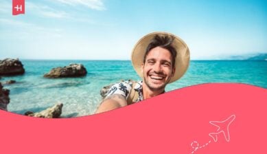 Un turista allegro che si gode le vacanze estive al mare