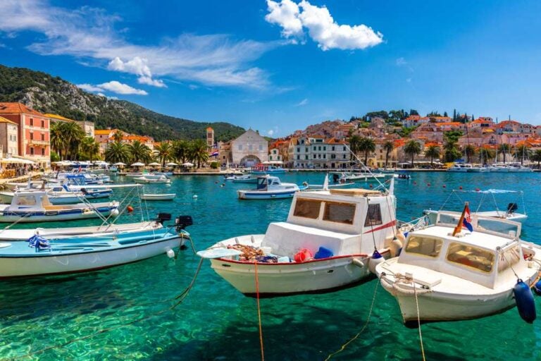 Vista sull'incantevole arcipelago con le barche davanti alla città di Hvar, dove andare in vacanza con bambini in Croazia.