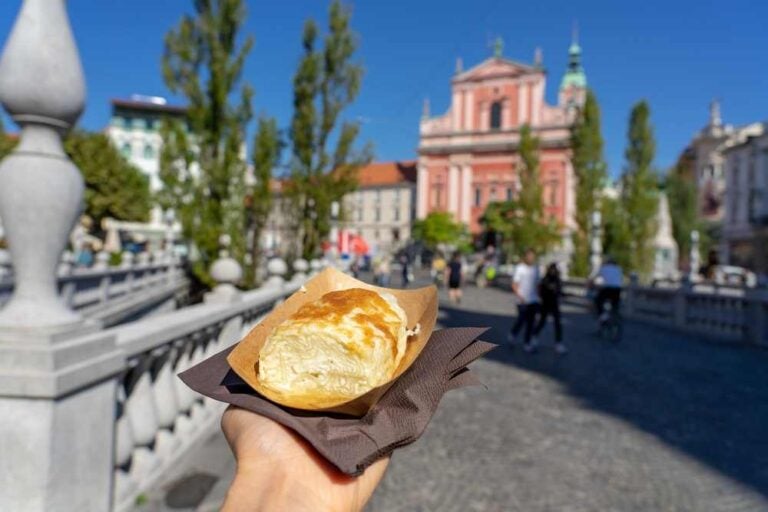 mangiare il tradizionale strukelj sloveno a Lubiana.