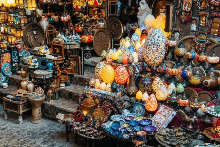 Lampade colorate in vendita al mercato di Khan el-Khalili al Cairo, in Egitto