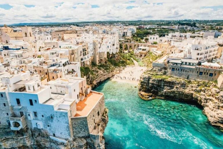 Spettacolare panorama primaverile della città di Polignano a Mare, in Puglia, Italia, Europa.