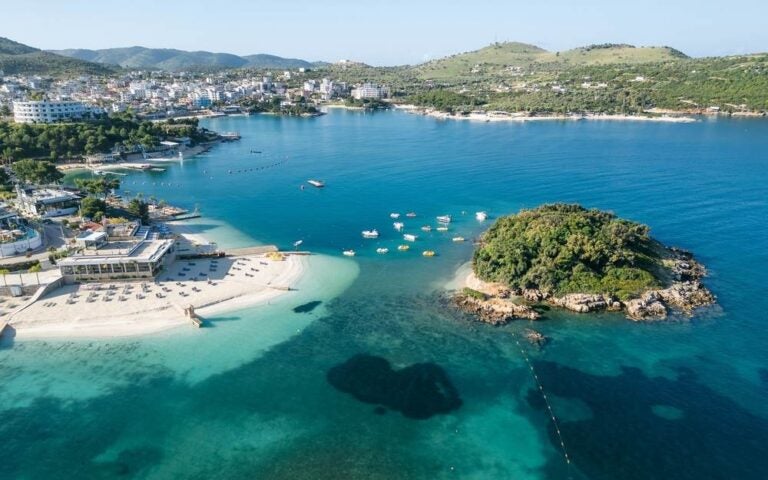 Vista aerea ripresa da un drone delle spiagge e delle isole del Mar Ionio a Ksamil, in Albania.