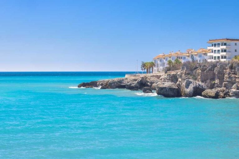 La città di Nerja, località turistica della Costa del Sol, in Andalusia, nel sud della Spagna. 