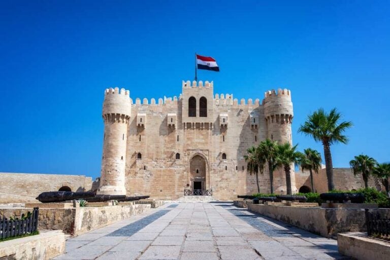 La Cittadella di Qaitbay con la bandiera egiziana che sventola sopra di essa ad Alessandria d'Egitto, in Egitto