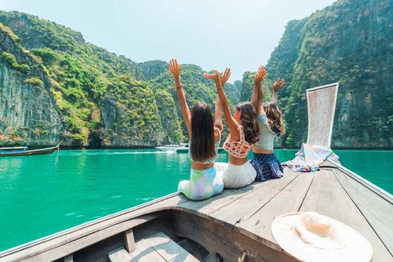Le ragazze si godono la vita all'aria aperta ammirando la splendida natura dell'isola tropicale di Krabi, in Thailandia