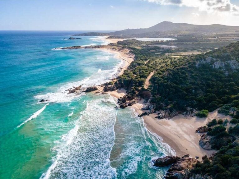 Vista aerea delle spiagge vicino a Chia Tower, Sardegna, Italia