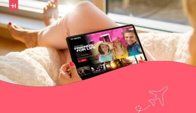 Una donna che si rilassa a casa guardando una serie TV sul tablet