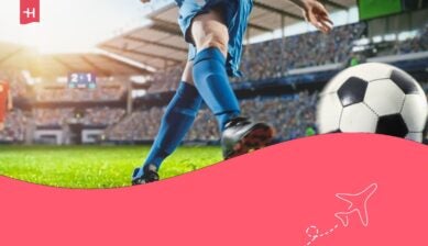 Un calciatore corre e calcia il pallone