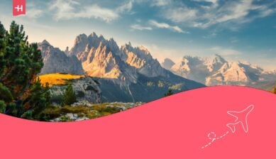 Immagine panoramica delle Alpi all'alba. Incredibile paesaggio estivo. Panorama delle Dolomiti,