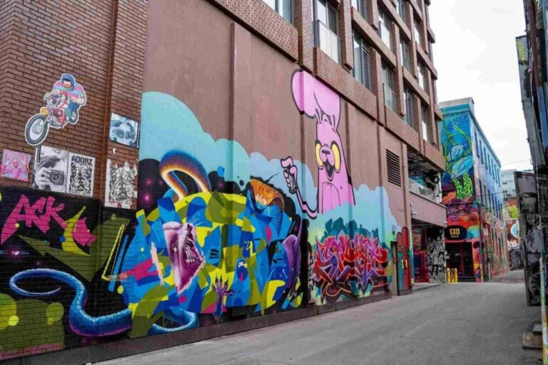 La vivace arte di strada di Graffiti Alley nei pressi di Queen Street West. (Fonte: Shutterstock)