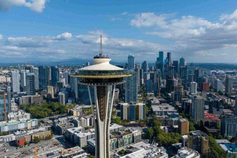 Goditi la vista mozzafiato sulla città dall'iconico Space Needle, una delle attrazioni imperdibili di Seattle (Fonte: Shutterstock)