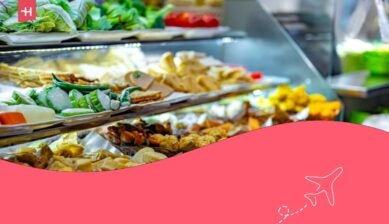 Cibo tradizionale asiatico in vendita in un ristorante di Singapore