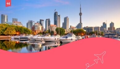 Il profilo della città di Toronto, in Canada, con la zona di Harbourfront all'alba sul Lago Ontario.