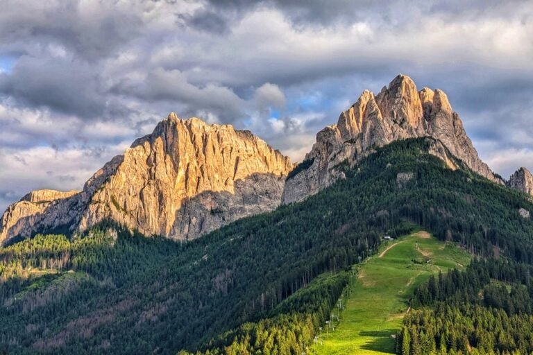 Vista delle montagne in Val di Fassa d’estate.