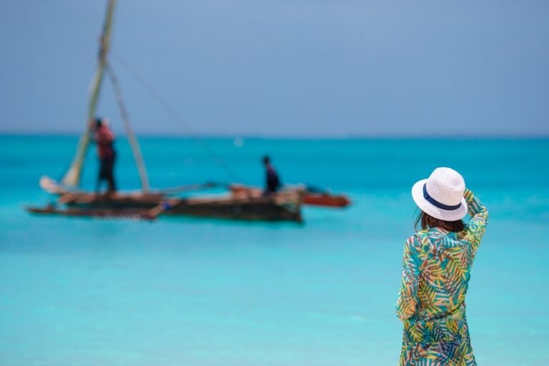 Donna su una spiaggia alle Maldive.