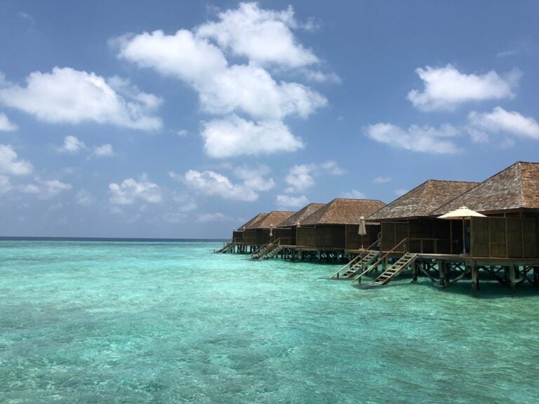 Vista aerea dell'isola di Dhigurah alle Maldive.