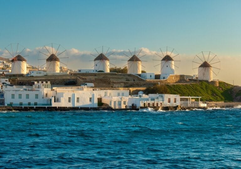 Gli iconici mulini a vento di Mykonos, Isole Cicladi.