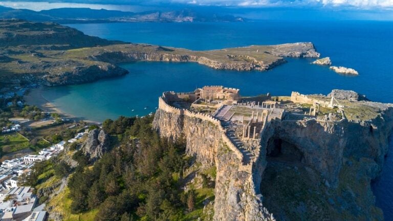 Rodi, Grecia. Il piccolo villaggio di Lindos e l'Acropoli.