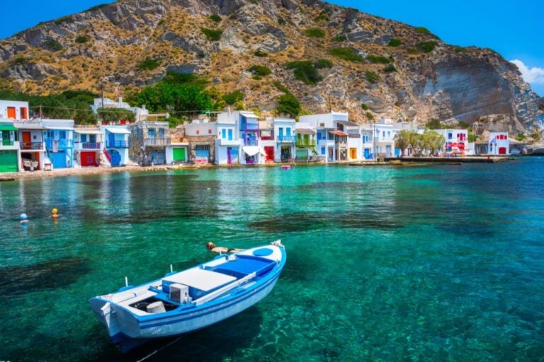 Case tradizionali dei pescatori, isola di Milos, Cicladi.
