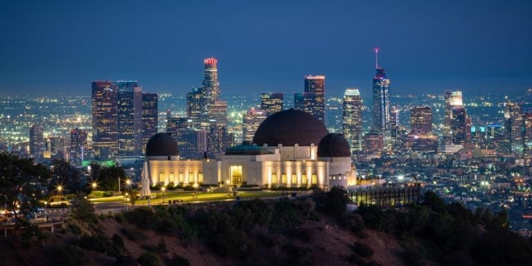 Il Griffith Observatory e lo skyline notturno di Los Angeles, California.