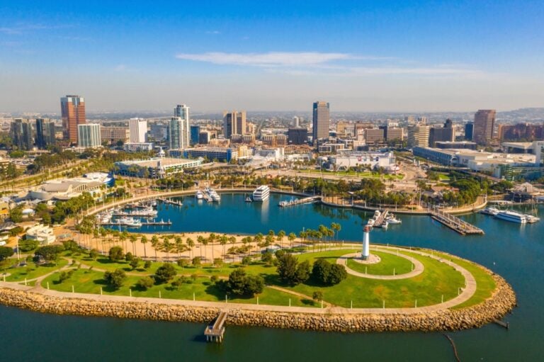 Il litorale di Long Beach nei pressi del porto e il litorale di Los Angeles.