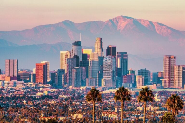 Los Angeles al tramonto. Vista della città con le montagne di San Gabriel sullo sfondo.