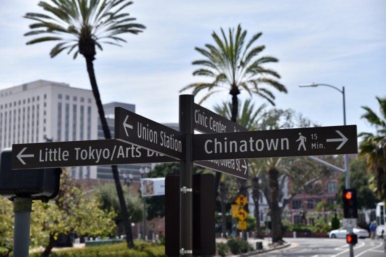 Indicazioni stradali che indicano la direzione per Chinatown, Little Tokyo, Union Station, Olvera Street e il Civic Center a Los Angeles.