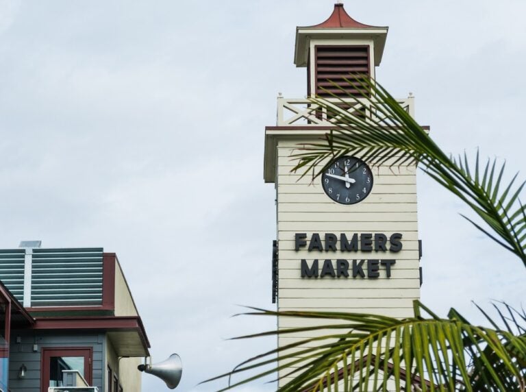 La torre del Farmers Market in una giornata nuvolosa, Los Angeles.