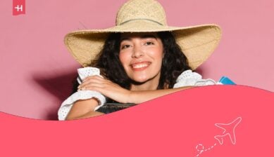 Una donna felice pronta per la sua vacanza estiva