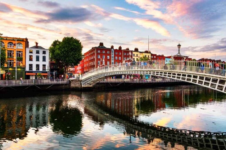 Veduta notturna del famoso ponte illuminato Ha Penny a Dublino, Irlanda al tramonto