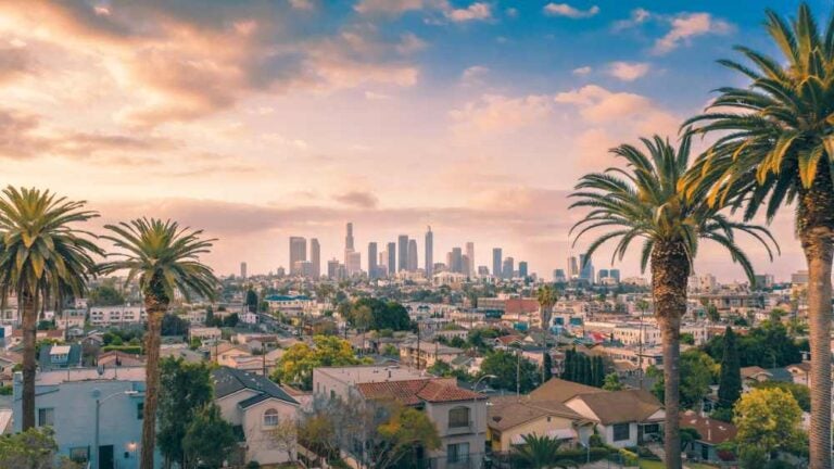 Tramonto sullo skyline del centro di Los Angeles.