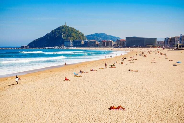 La spiaggia cittadina di San Sebastián, nella città di Donostia-San Sebastián, nei Paesi Baschi, nel nord della Spagna