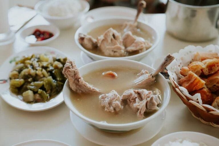 Il bak-kut-teh è un piatto a base di costine di maiale cotte in brodo, molto diffuso in Malesia e a Singapore, dove vivono comunità prevalentemente di origine Hoklo e Teochew.