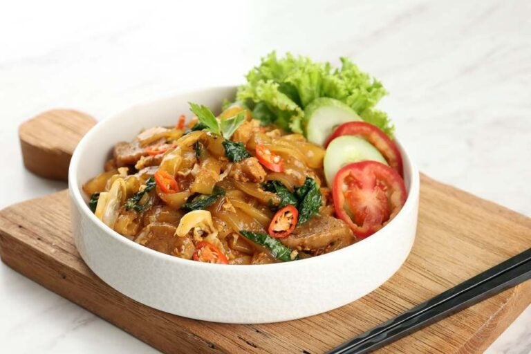 Char Kway Teow o Kwetiay, Noodle di riso con polpetta, uovo e verdure