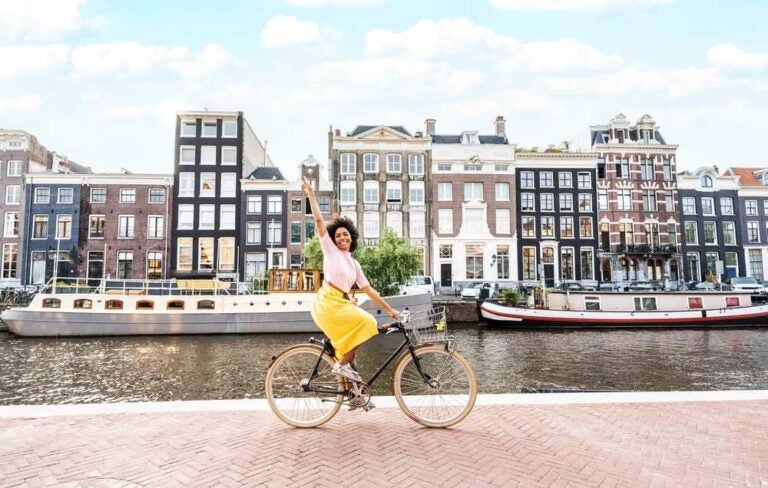 Felice donna turista in visita Amsterdam città, Olanda