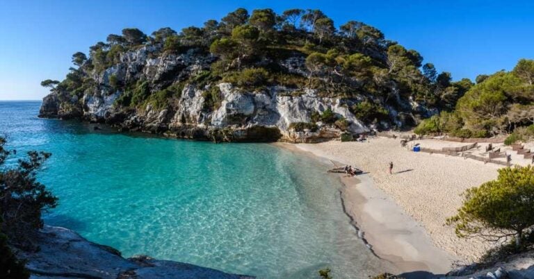 Spiaggia di sabbia bianca a Cala Macarelleta, Minorca, Spagna