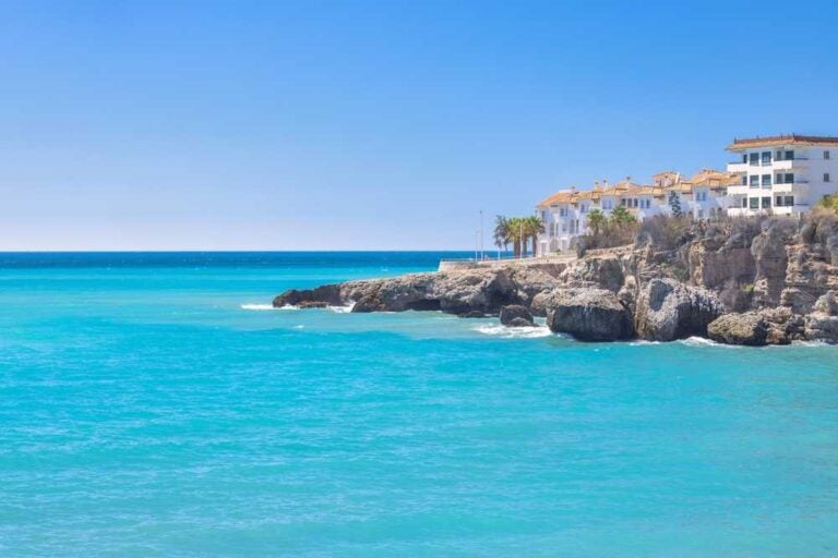 La città di Nerja, località turistica della Costa del Sol, in Andalusia, nel sud della Spagna.