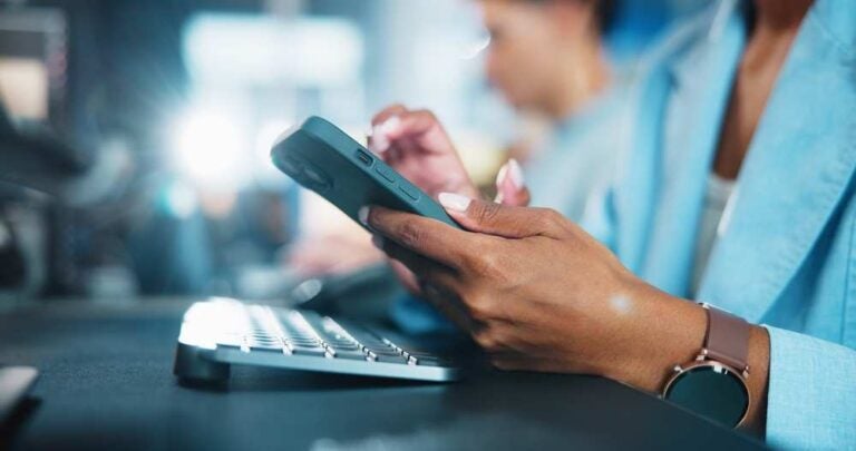 Una donna che install un’eSIM sul proprio smartphone.