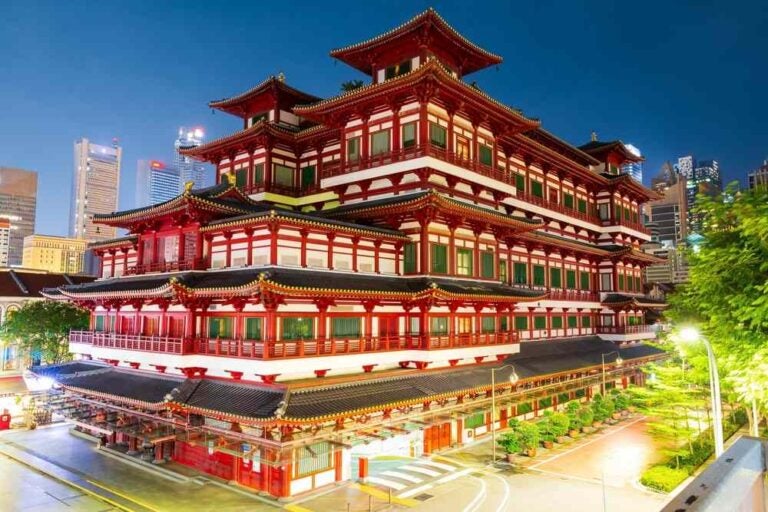Il tempio della reliquia del dente di Buddha a Chinatown, Singapore