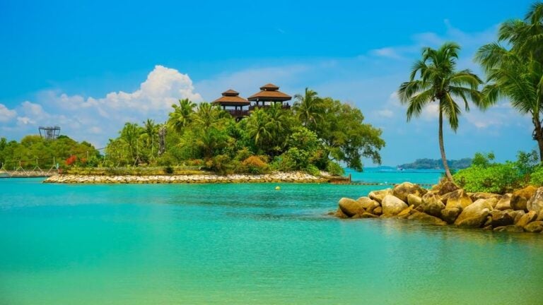 Vista della splendida spiaggia dell'isola di Sentosa, a Singapore.