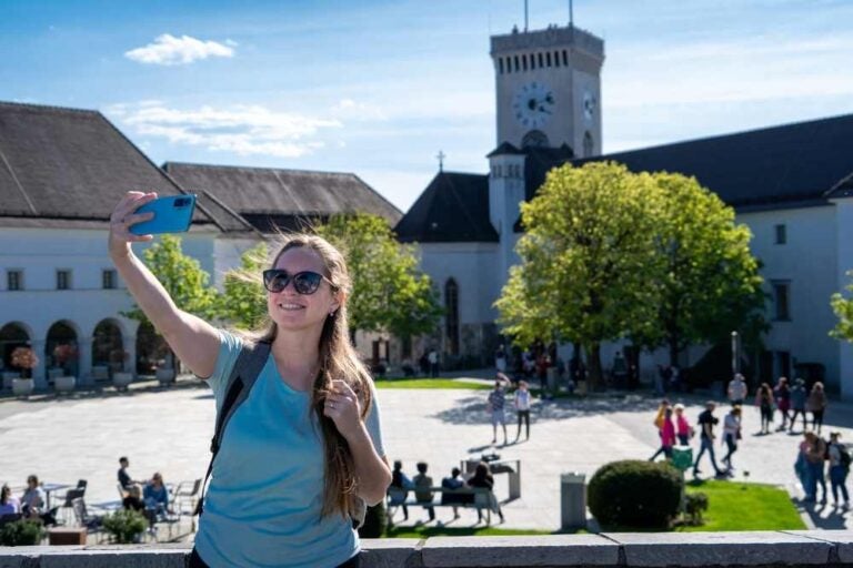 Felice turista che si fa un selfie al Castello di Lubiana, Slovenia.