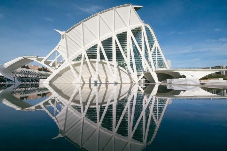 Il futuristico Museo della Scienza con la sua riflessione nell'acqua. Un bel pezzo di architettura a Valencia, Spagna.