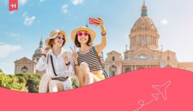 Due giovani donne felici turisti amici viaggiano a Barcellona, Spagna