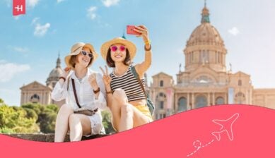 Due giovani donne felici turisti amici viaggiano a Barcellona, Spagna