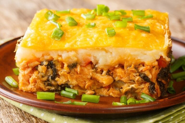 Escondidinho a base di purè di patate e carne macinata con verdure.