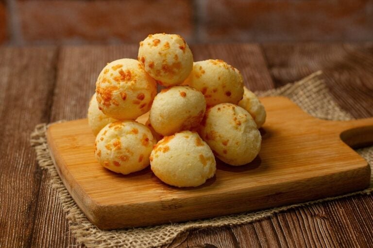 Pane al formaggio tradizionale brasiliano su uno sfondo di legno scuro.