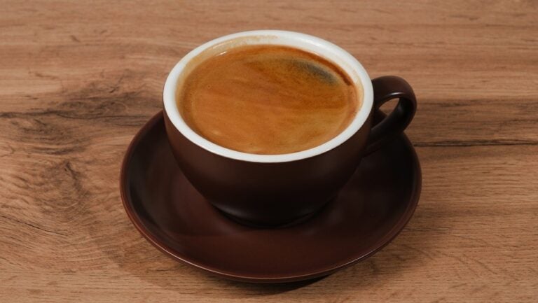Tazza di caffè vista dall’alto.