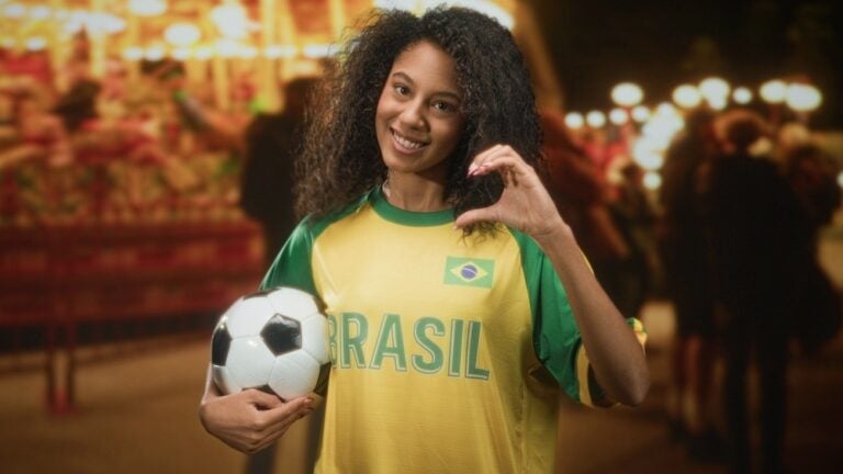 Donna con i capelli ricci che indossa la maglia del Brasile.