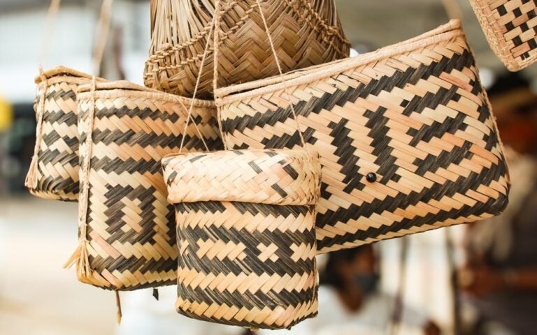 Alcuni cesti indigeni dell’Amazzonia brasiliana, realizzati con paglia di palma, con un motivo geometrico.